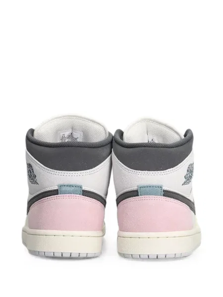 Sneakerși Jordan cu autograf