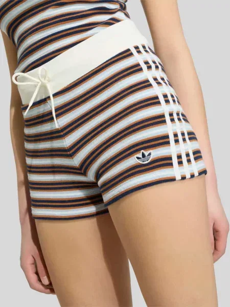 Szorty o kroju slim fit z aplikacją z logo Adidas Originals