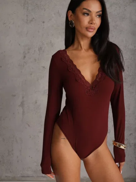 Bordowe Body Longsleeve z Dużą Zawartością i Ozdobną Koronką przy Dekolcie Serendelle