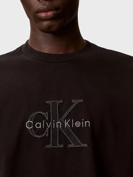 Льняная футболка Calvin Klein Jeans с аппликацией черная