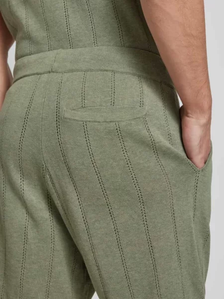 Szorty o kroju regular fit z ażurowym wzorem Colours & Sons zielone