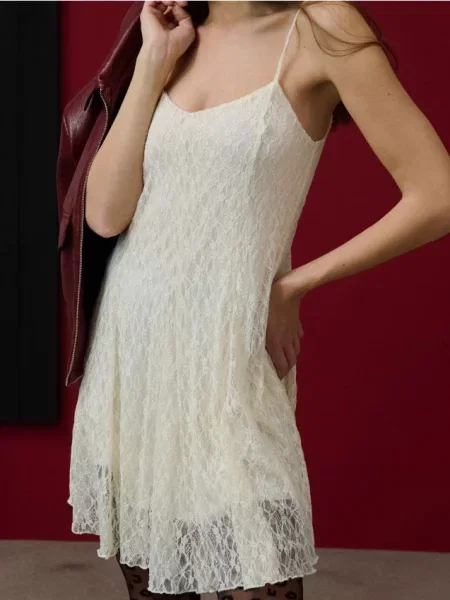 Мереживна міні сукня кремовий