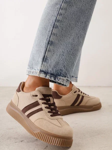 Sneakers pe platformă din cauciuc embosat decorate cu barete Naifeh închis bej