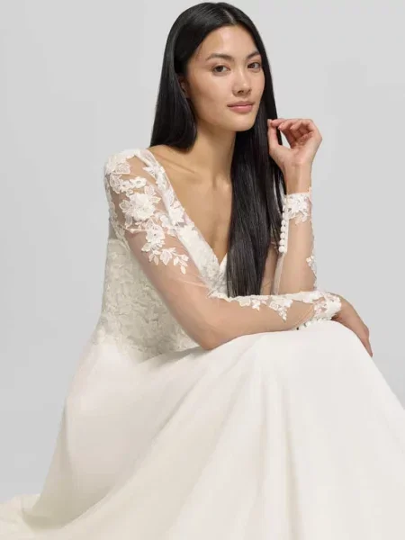 Suknia ślubna z haftami i dekoltem w serek Luxuar Fashion biała