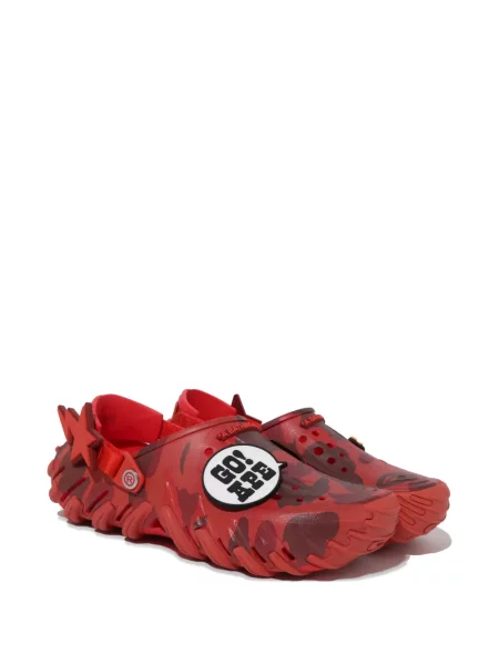 Saboți Crocs cu imagine cu model camuflaj roșu