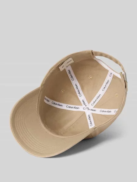 Regulowana długość czapka z daszkiem z wyhaftowanym logo Calvin Klein brązowa