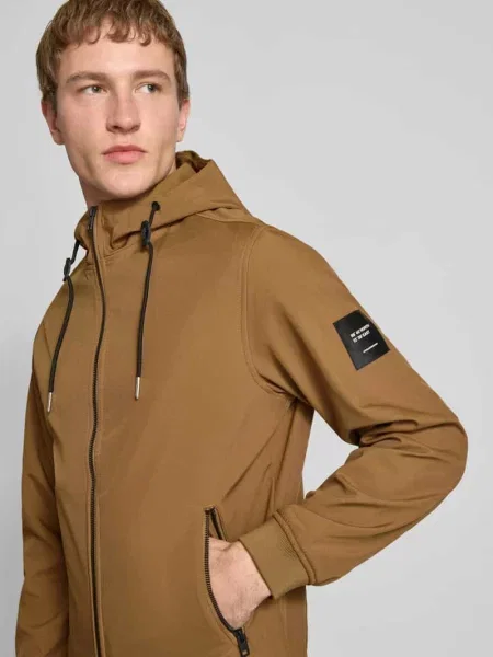 Kurtka softshell z zapinanymi na błyskawiczny Jack & Jones