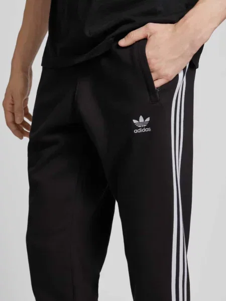 Spodnie dresowe o kroju regular fit z wyhaftowanym logo model Adidas Originals czarny