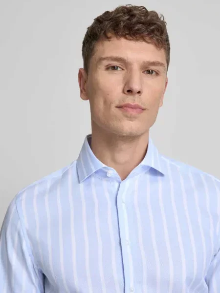 Koszula biznesowa o kroju slim fit z bawełny z kołnierzykiem typu kent Seidensticker błękitna