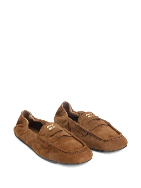 Pantofi loafer Miu Miu din piele de căprioară maro