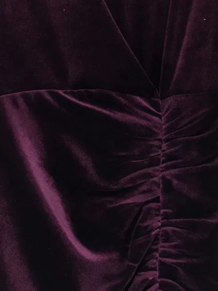 Rochie midi Actualee de catifea cu volane violet