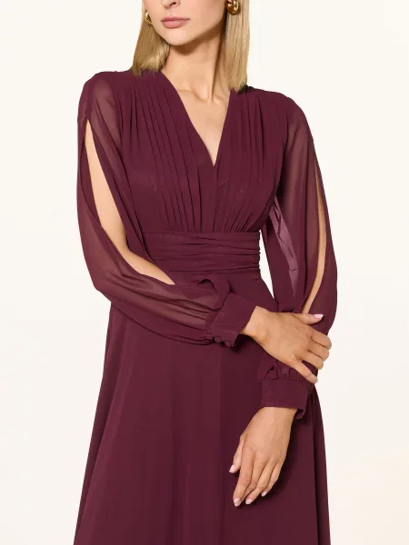 Vera Mont Večerní Šaty S Výřezem tmavě červená