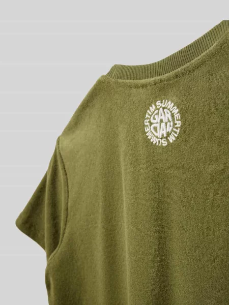T-shirt o kroju regular fit z detalem z logo Garcia