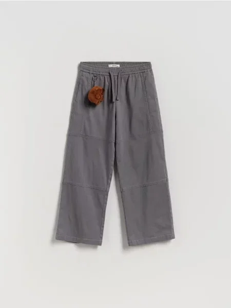 Reserved Штани з брелоком темно-сірий сірі