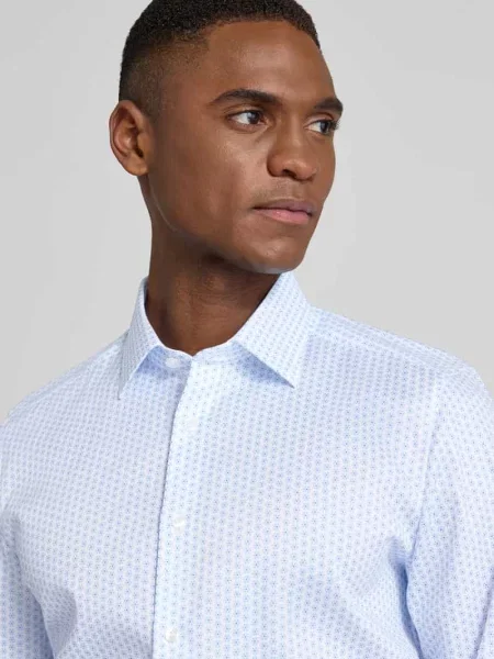 Koszula biznesowa o kroju slim fit z mieszanki bawełny z kołnierzykiem typu kent Olymp Level 5 błękitna