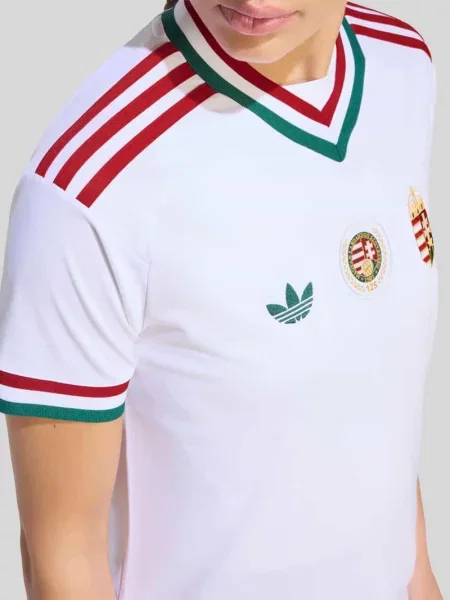 Koszulka w trykotowym stylu o kroju regular fit z aplikacją HFF Adidas Sportswear biała