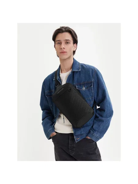 Tommy Hilfiger Torbica za okrog pasu Th Modern Slingpack črna