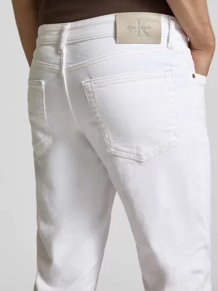 Jeansy o kroju slim fit z wpuszczanymi Calvin Klein Jeans białe