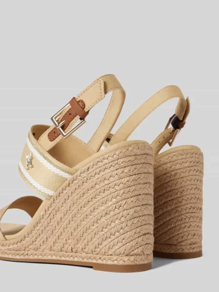 Sandały Tommy Hilfiger na koturnie beżowe
