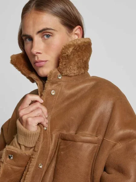 Oversize’owa kurtka skórzana w futrzanym wyglądzie Iro
