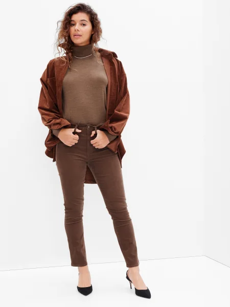 Retro hlače Gap iz rebrastega žameta rjava