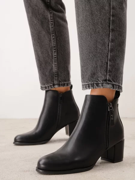 Botine joase cu gros și decorativ Joceline negre