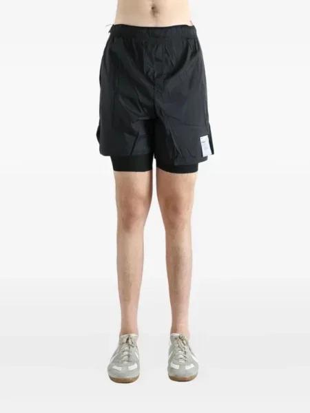 Pantaloni scurți Satisfy negru