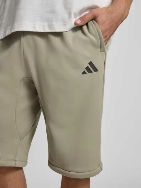 Spodnie dresowe o kroju relaxed fit z nadrukiem z logo Adidas Sportswear