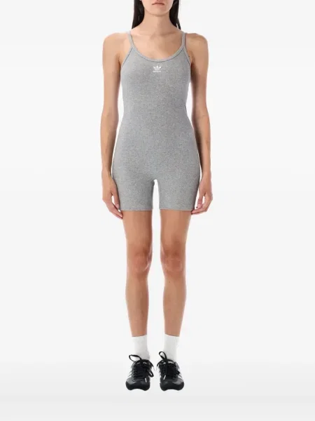 Pantaloni scurți Adidas zdrențuiți cu dungi din satin maro