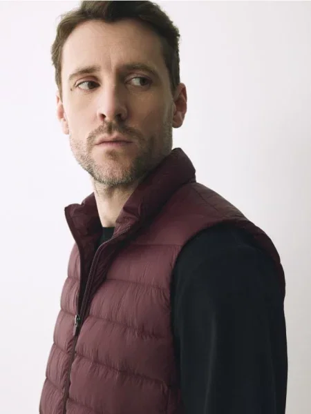 Reserved Vestă matlasată cu umplutură din puf natural maro