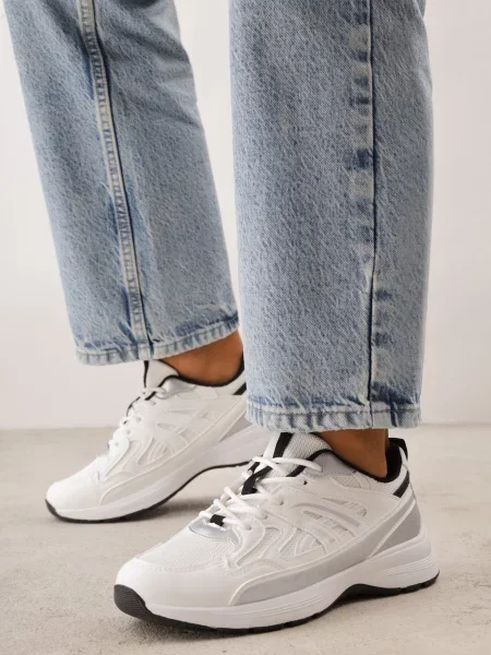 Sneakers Jutta cu partea superioară embosată și decorativă Albi alb