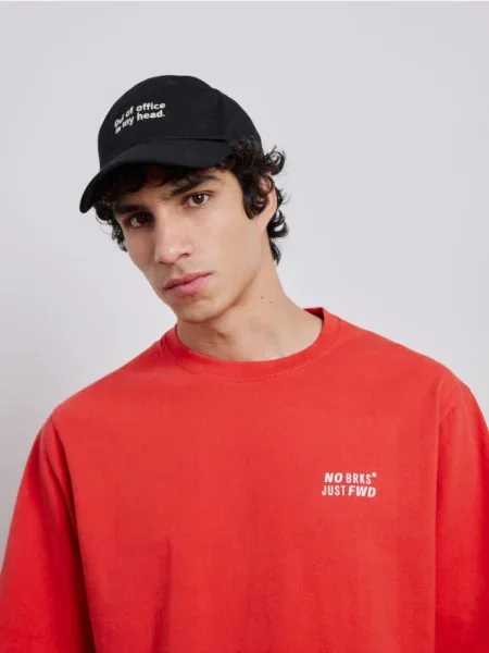 Кепка Reserved с вышивкой черная