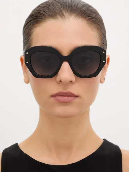 Carolina Herrera napszemüveg fekete