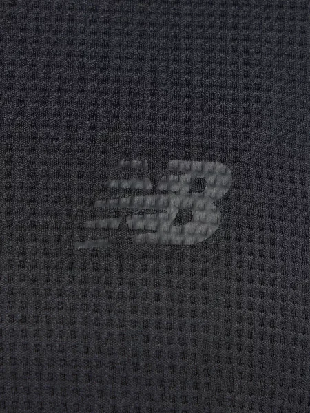 Клетчатая спортивная футболка New Balance черная
