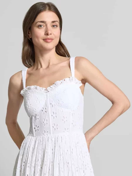 Sukienka midi z haftem angielskim na całej powierzchni Lace & Beads biała