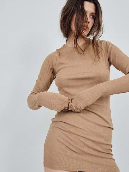 Рокля MUUV. LIGHT RIB къса с кройка по тялото кафяво