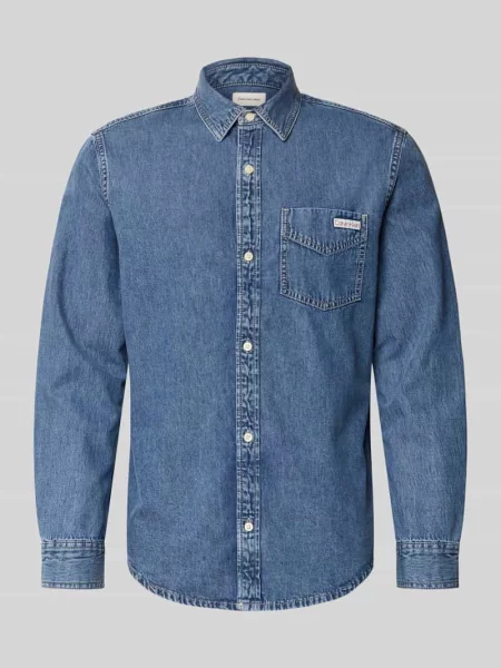 Koszula jeansowa o kroju regular fit z kieszenią na piersi i detalem z logo Calvin Klein Jeans granatowa