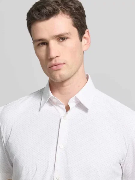 Koszula casualowa o kroju regular fit z kołnierzykiem typu kent model LIAM' Boss