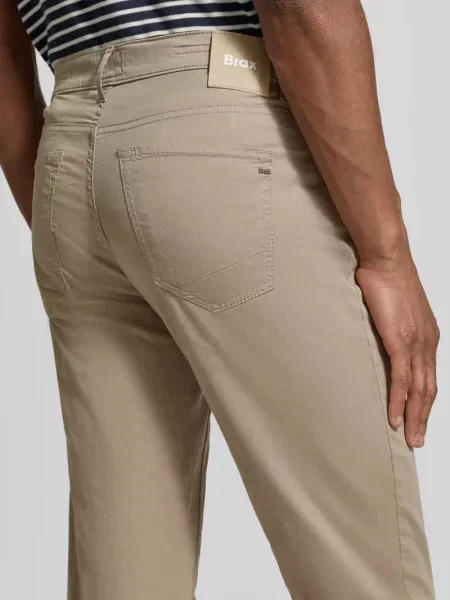 Spodnie w kroju slim fit z ultralight wykończeniem model Chuck' Brax beżowe