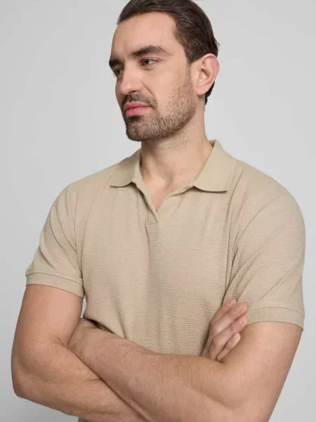 Koszulka polo o kroju comfort fit z dekoltem w serek Lindbergh brązowe