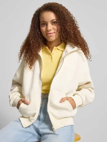 Bluza rozpinana w kroju relaxed fit z rozdzieloną kieszenią kangurka Review biała