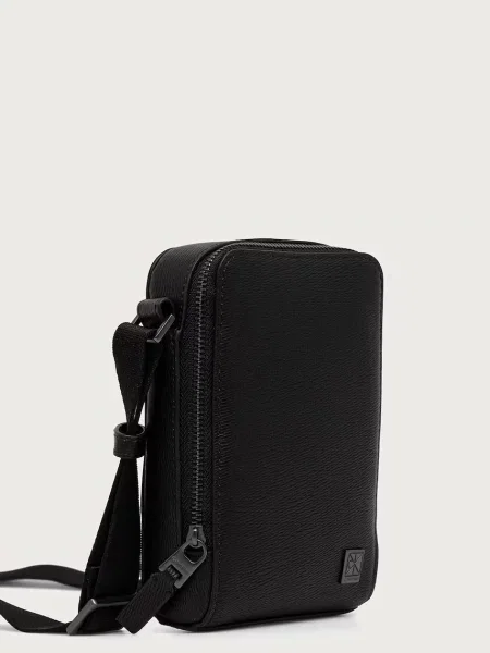 Calvin Klein torbica iz umetnega usnja črna