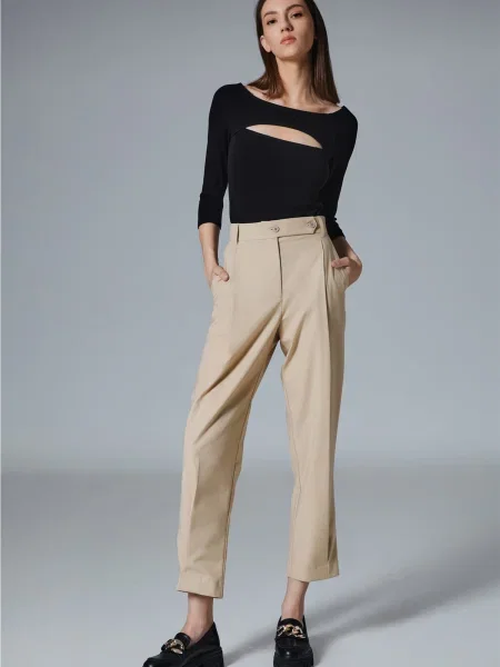 Pantaloni cutați bej