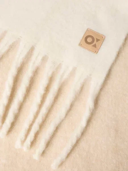Szal z frędzlami i detalem z logo model ‘Allanis’ Opus beżowa