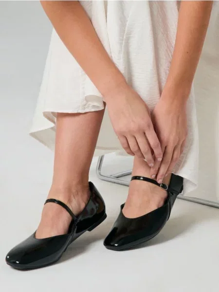Лаковані балетки з ремінцем і устілкою з домішкою шкіри чорний