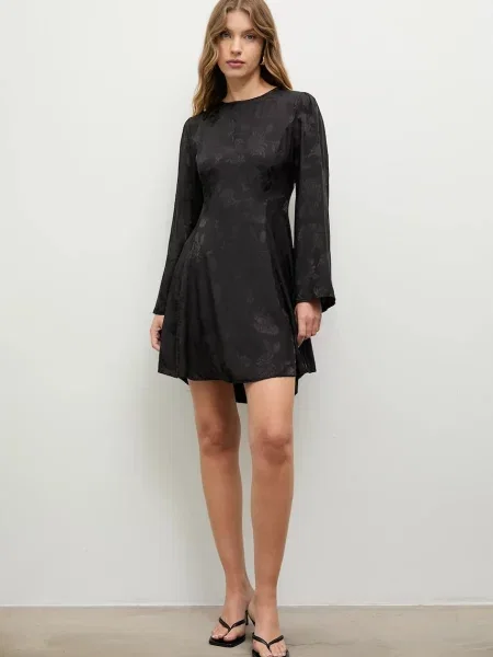 Answear.LAB sukienka mini rozkloszowana czarny