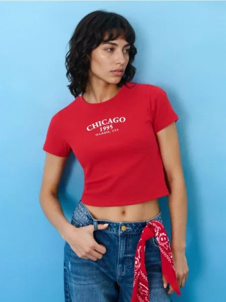 Ребриста футболка з написом червоний