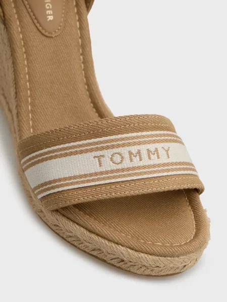 Босоножки Tommy Hilfiger на танкетке бежевые