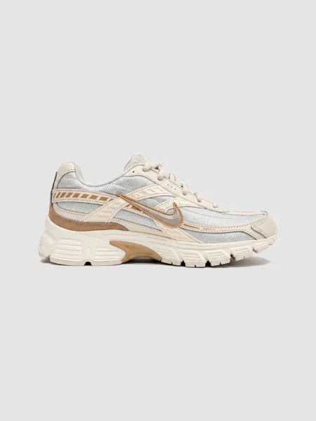 Повседневные кроссовки Nike бежевые
