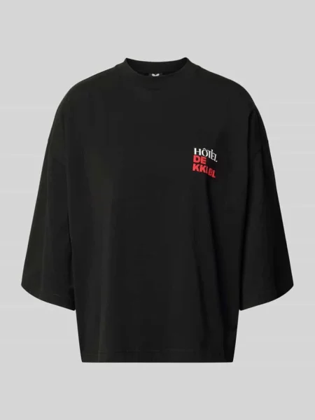 T-shirt o kroju krótkim z nadrukiem z napisem model Vacation' Karo Kauer czarna
